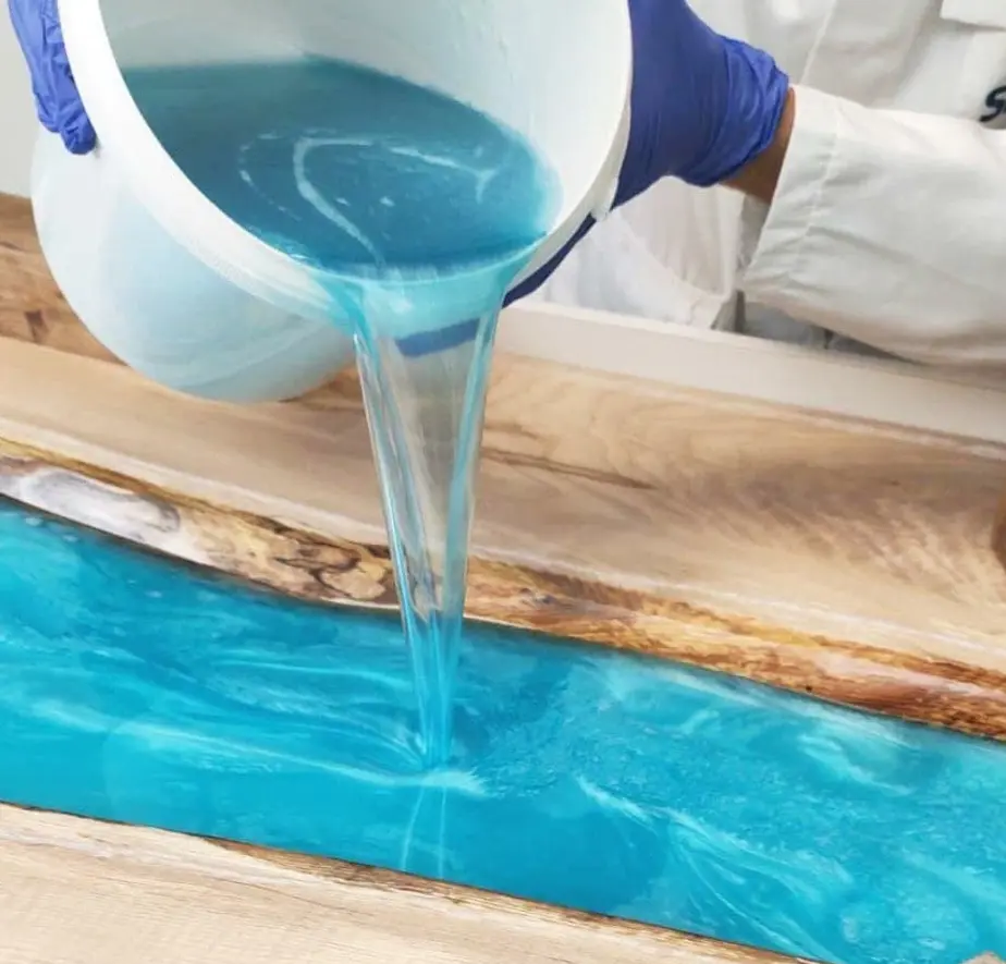 pouring epoxy resing on to the river table